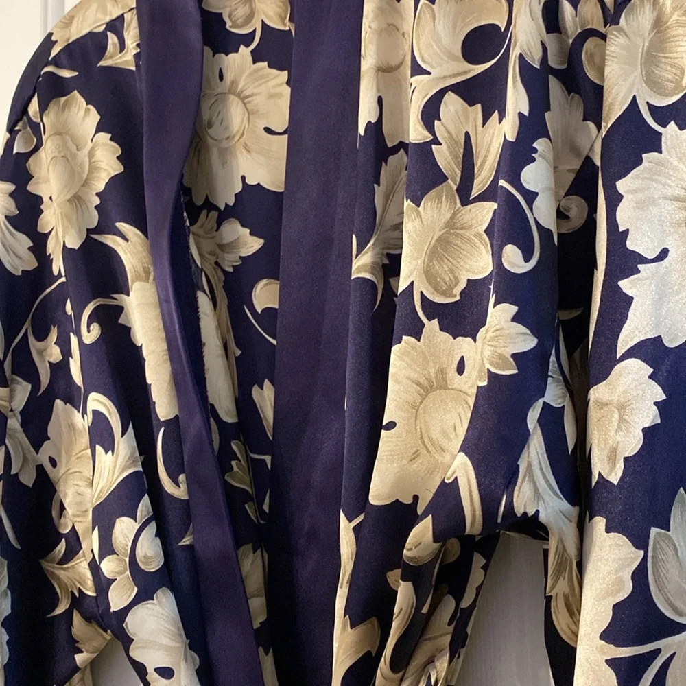 Elegant silky bathrobe in good condition.  Dark blue, light gold and tan. - Picture 3 of 5